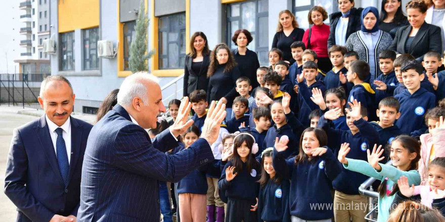 Vali Zorluğlu, öğrencilerle bir araya geldi