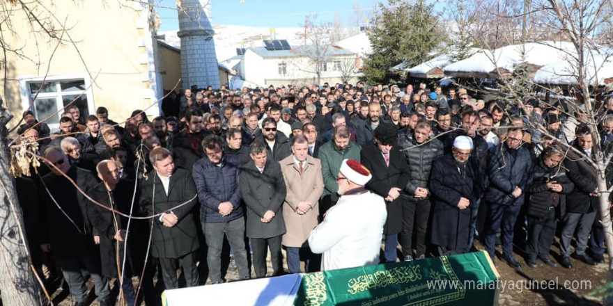 Vali/Mülkiye Başmüfettişi Ayhan’ın vefat eden annesi son yolculuğuna uğurlandı