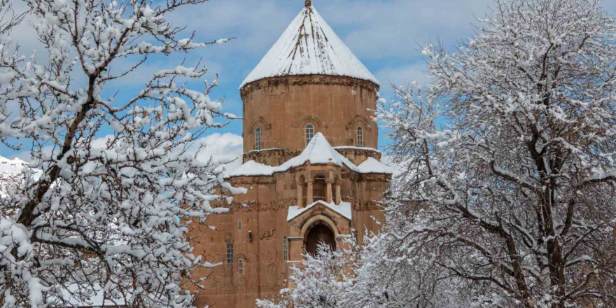 Van Büyükşehir Belediyesi kursiyerler Akdamar Adası’nı fotoğrafladı