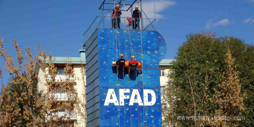 Van depreminin 13. yıl dönümünde gerçeği aratmayan tatbikat