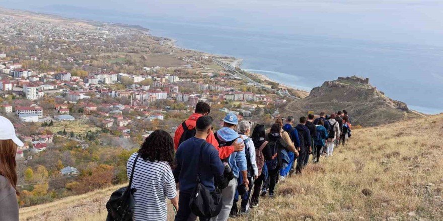 Van Gölü Aktivistleri Derneği üyeleri Adilcevaz’daki tarihi yerleri gezdi