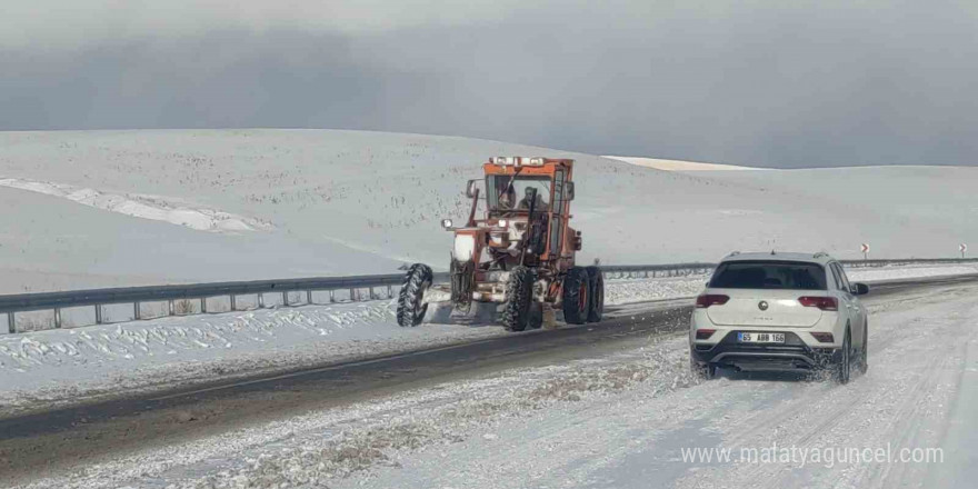 Van’da 21 yerleşim yerinin yolu ulaşıma kapandı