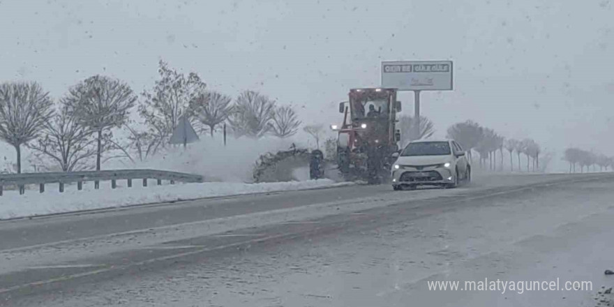 Van’da 21 yerleşim yerinin yolu ulaşıma kapandı