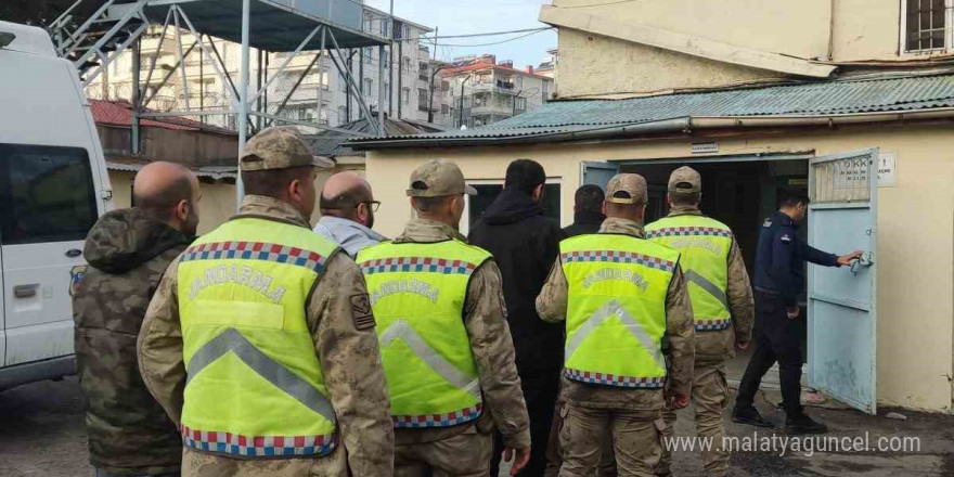 Van’da 5 düzensiz göçmen ile 4 organizatör yakalandı