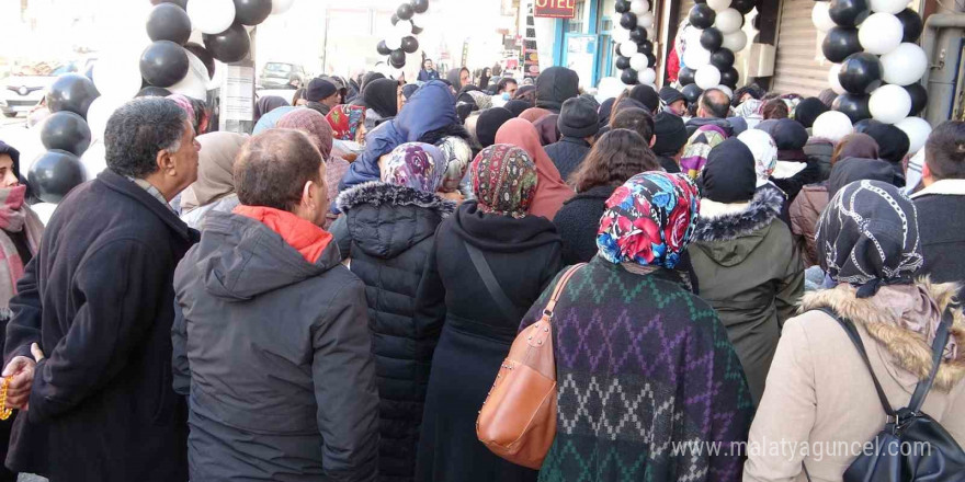 Van’da AVM açılışında izdiham