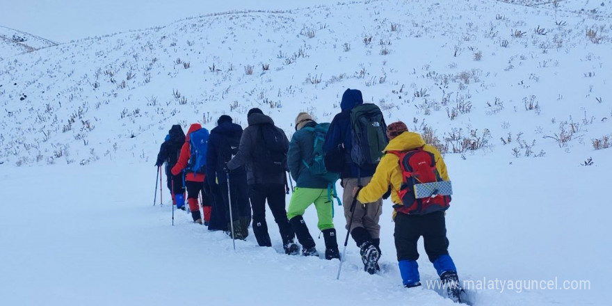 Van’da dağcılar 2 bin 800 rakımlı Hayal Dağı’na tırmandı