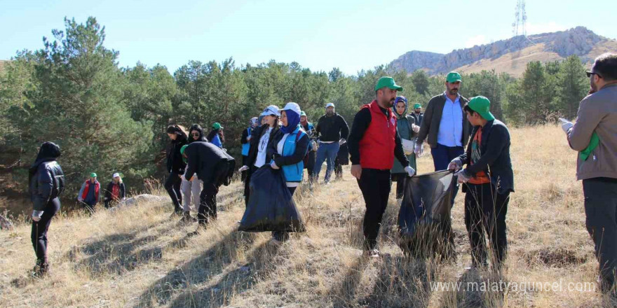 Van’da gençler ormanlık alanda temizlik yaptı