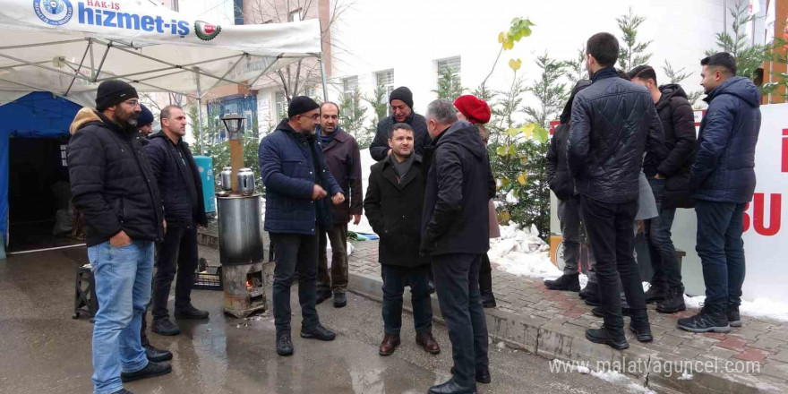 Van’da işten çıkarılanlar soğuk havada eylem yapıyor