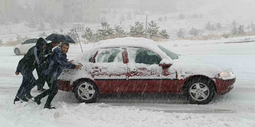 Van’da kar hayatı felç etti: Araçlar yolda kaldı