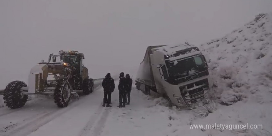 Van’da kar yağışı trafik kazalarına neden oldu, yol saatlerce ulaşıma kapandı