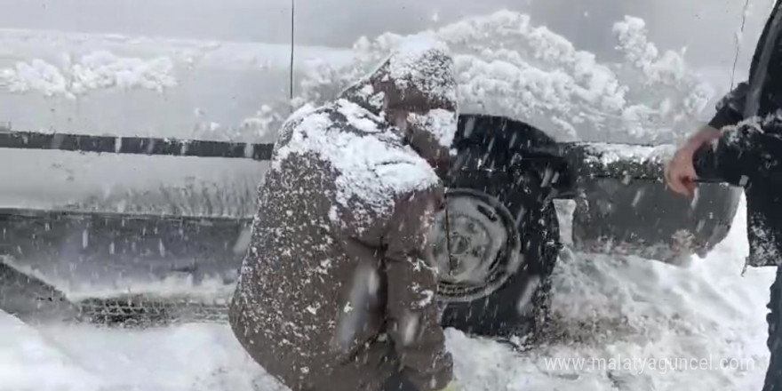 Van’da kar yağışı trafik kazalarına neden oldu, yol saatlerce ulaşıma kapandı