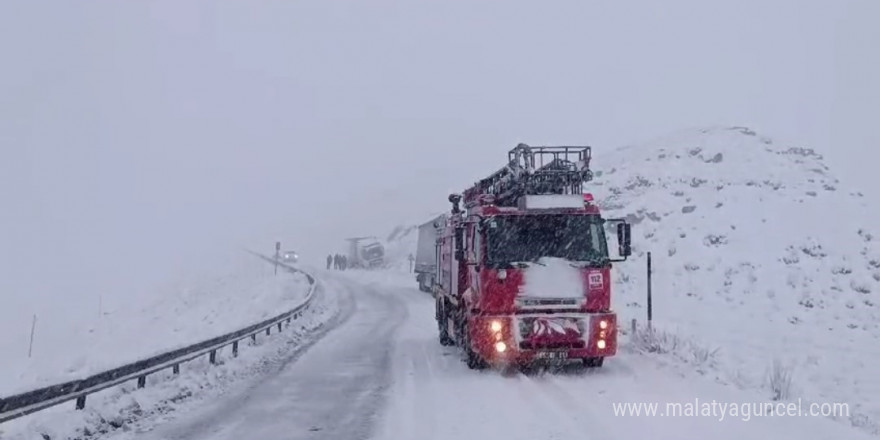 Van’da kar yağışı trafik kazalarına neden oldu, yol saatlerce ulaşıma kapandı