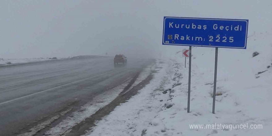 Van’da Kurubaş Geçidi’nde sis etkili oluyor