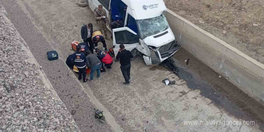 Van’da minibüs kanala düştü: 1 ölü