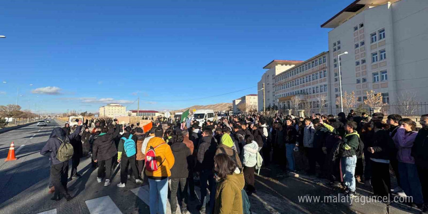 Van’da öğrenciler üst geçit için eylem yaptı