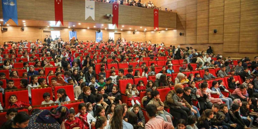 Van’da öğrencilere yönelik tiyatro etkinlikleri yoğun ilgiyle başladı