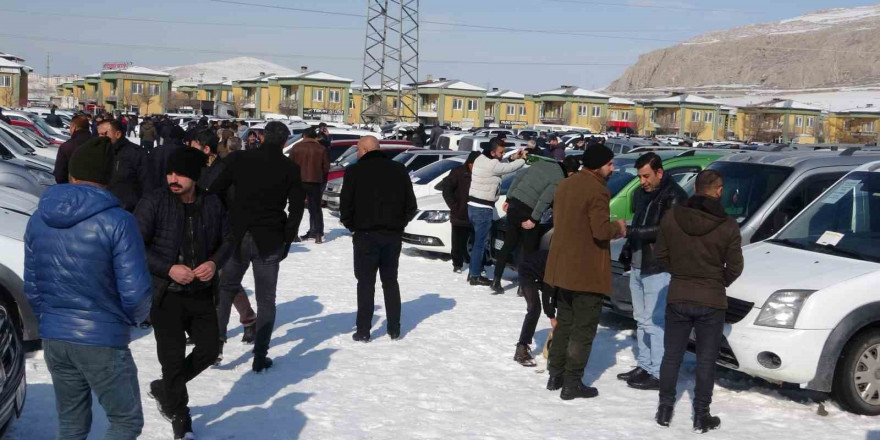 Van’da soğuk havaya rağmen açık oto pazarı araçlarla doldu