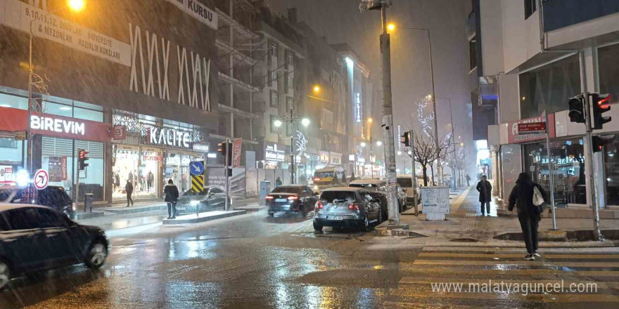 Van’da yoğun kar yağışı etkili oluyor