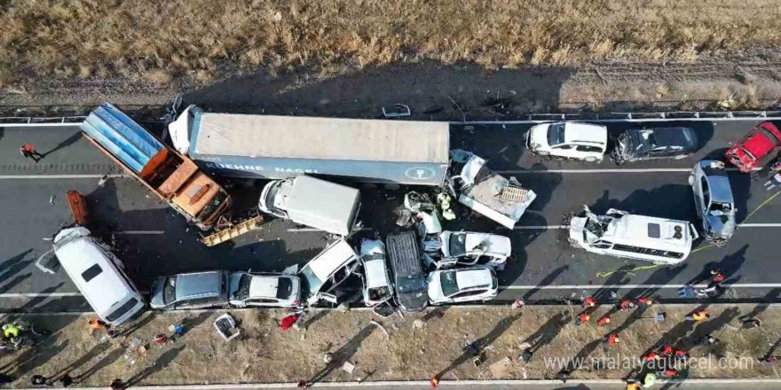 Van’daki zincirleme trafik kazalarına 35 araç karıştı