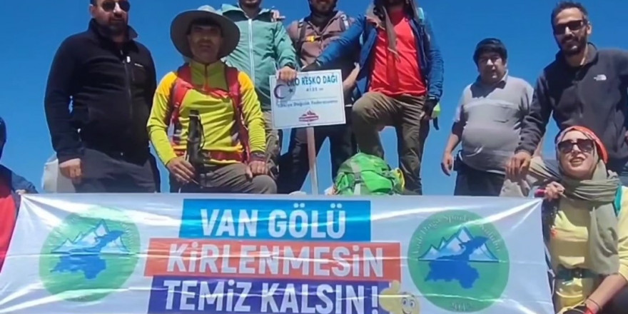 Vanlı 12 doğasever Reşko Zirvesi’ne tırmandı: “Van Gölü temiz kalsın kirlenmesin” pankartı açtılar