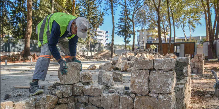 Varsak kent meydanına kavuşuyor