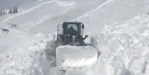 Varto’da köy yoluna çığ düştü