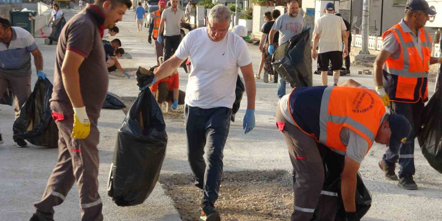 Vatandaşın kirlettiği sahilleri Belediye Başkanı temizledi