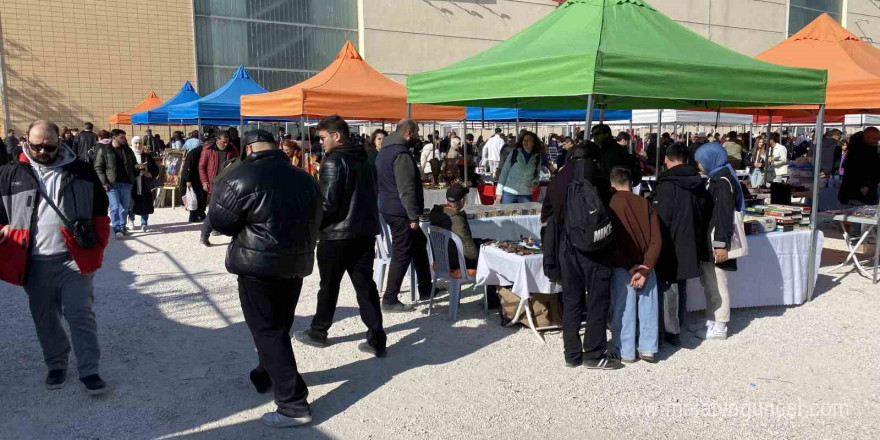 Vatandaşlar antika pazarında yoğunluk oluşturdu