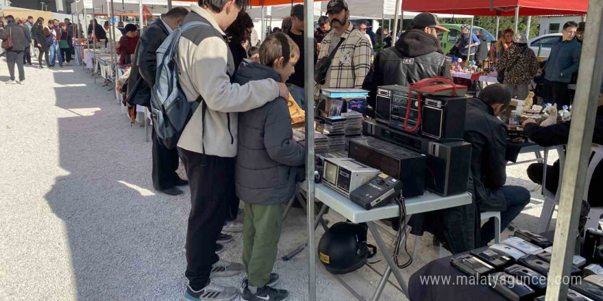 Vatandaşlar antika pazarında yoğunluk oluşturdu