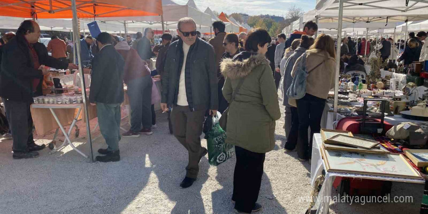 Vatandaşlar antika pazarında yoğunluk oluşturdu