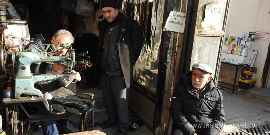 Vatandaşlar ayakkabı satın almak yerine tamir ettirmeyi tercih ediyor