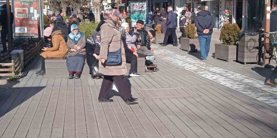 Vatandaşlar kış güneşini görünce dışarı akın etti