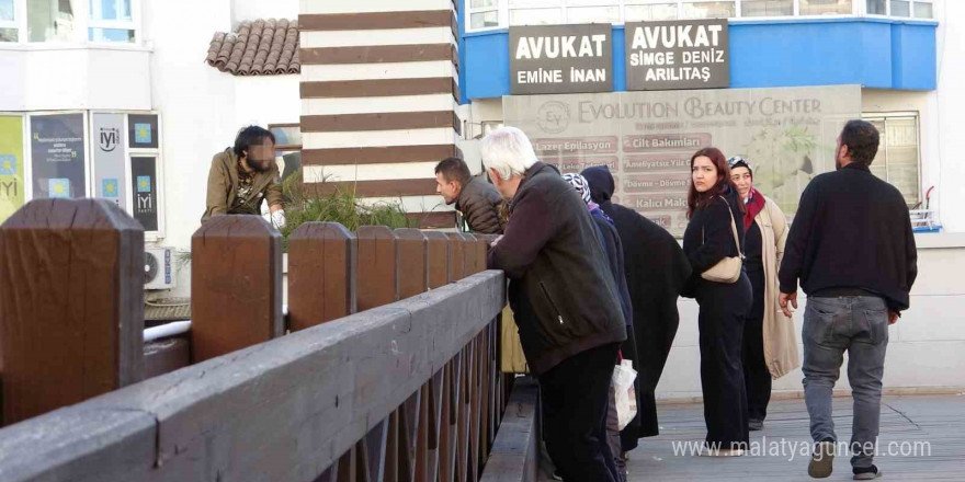 Vatandaşlar otobüs seferlerini bıraktı, üst geçide çıkan genç için seferber oldu