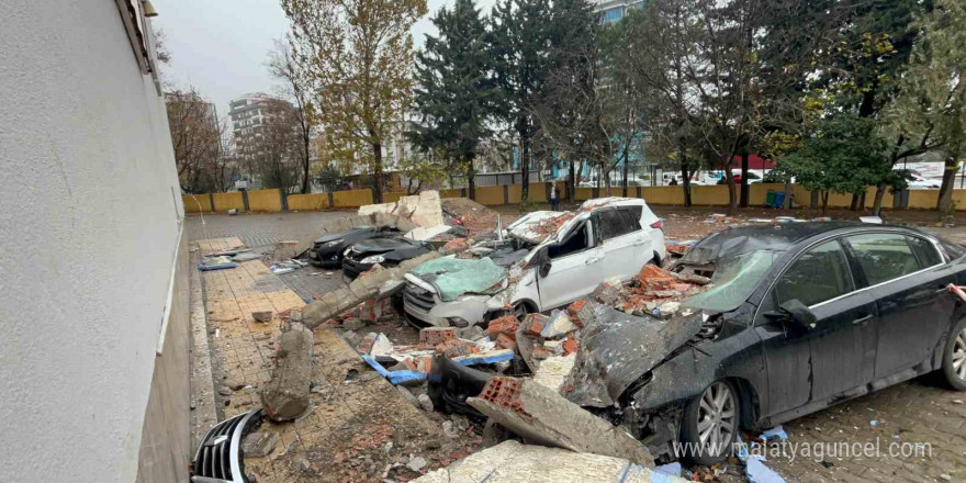 Veli toplantısı sırasında otomobillerin üzerine duvar devrildi: 3 yaralı