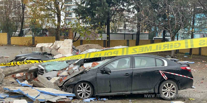 Veli toplantısı sırasında otomobillerin üzerine duvar devrildi: 3 yaralı