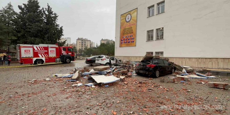 Veli toplantısı sırasında otomobillerin üzerine duvar devrildi: 3 yaralı