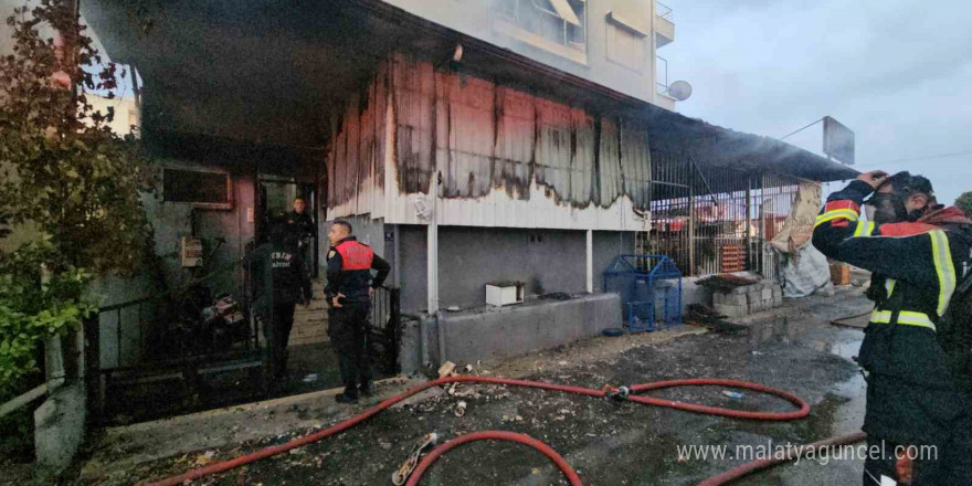 Veteriner kliniği alevlere teslim oldu