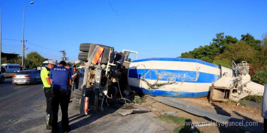 Virajı alamayan çimento yüklü beton mikseri yan yattı: 1 yaralı