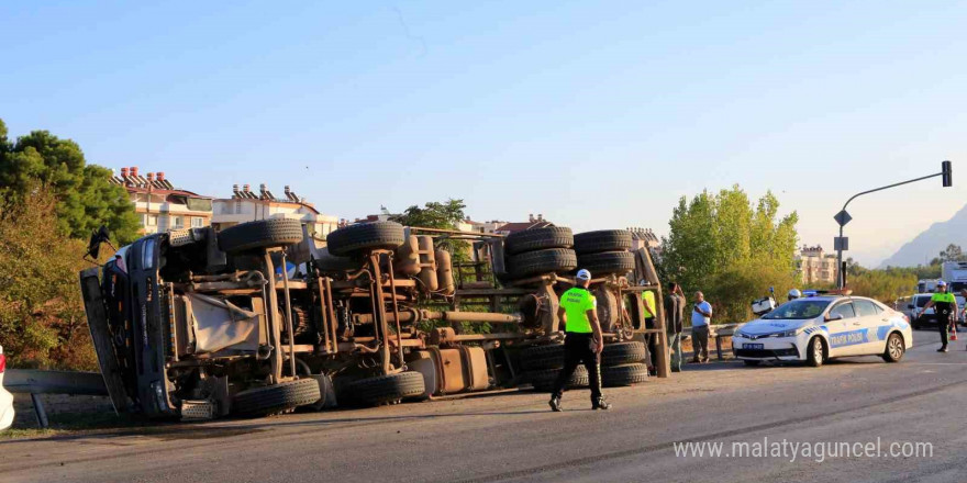 Virajı alamayan çimento yüklü beton mikseri yan yattı: 1 yaralı