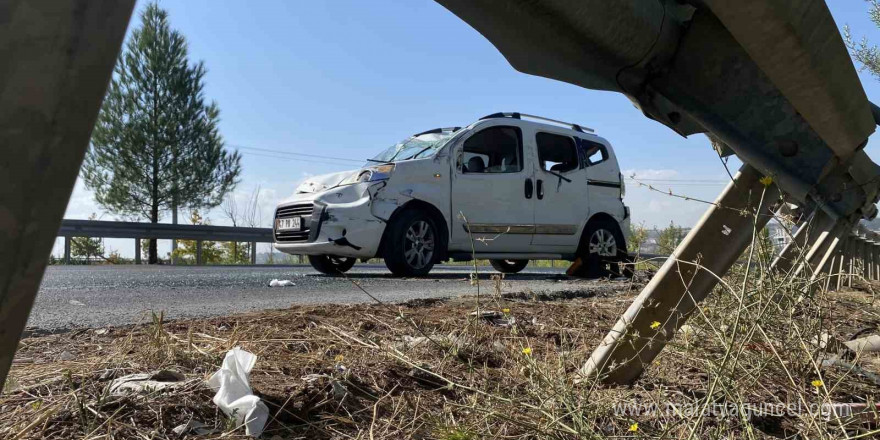 Virajı alamayan hafif ticari araç bariyere çarparak takla attı: 3 yaralı