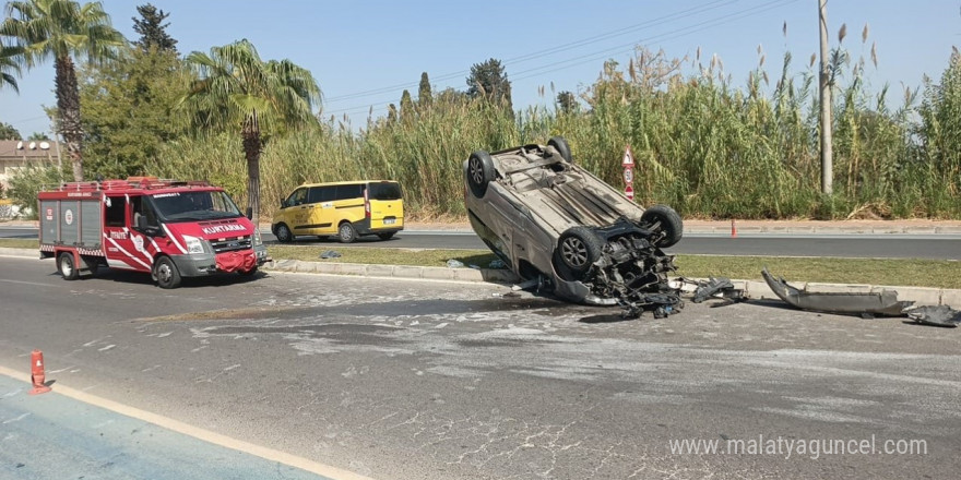 Virajı alamayan hafif ticari araç palmiyeye çarpıp takla attı: 3 yaralı