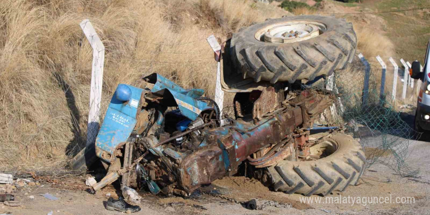 Virajı alamayan kum yüklü traktör devrildi: 1’i ağır 2 yaralı