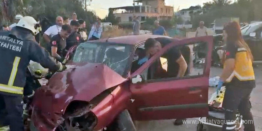 Virajı alamayan otomobil karşı yöndeki araçla kafa kafaya çarpıştı, sıkışan yaralıları itfaiye kurtardı