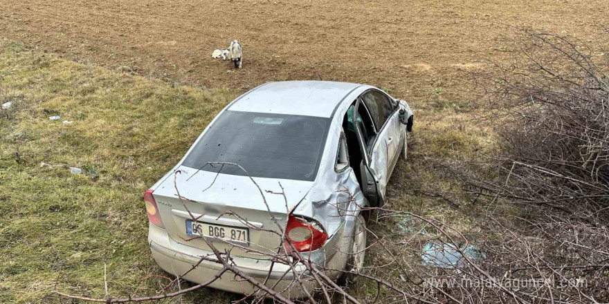 Virajı alamayan otomobil tarlaya uçtu: 3 yaralı