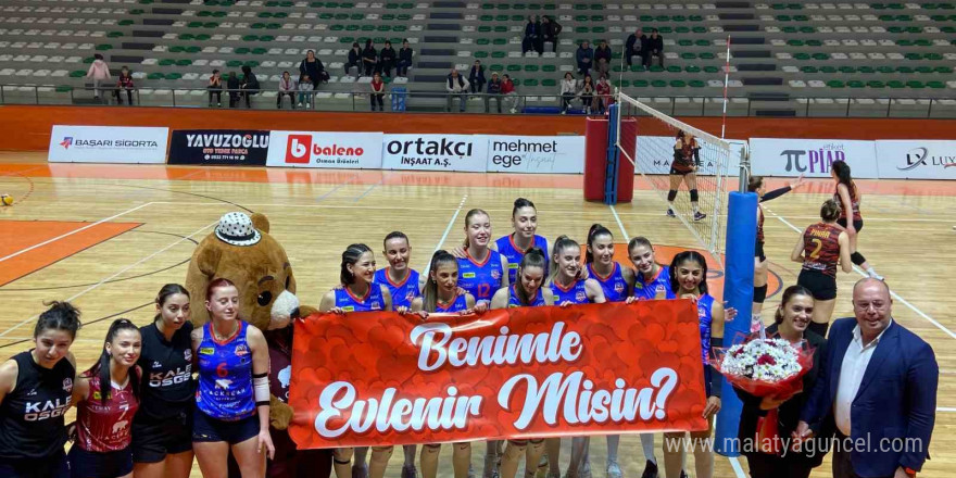 Voleybol maçında sürpriz evlenme teklifi