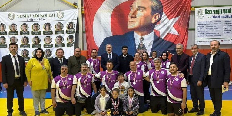 Voleybol turnuvasında öğretmenler arasında kıyasıya mücadele