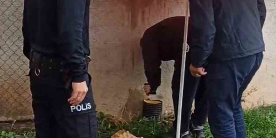 Yağmur altında kedi kurtarma operasyonu: boruya sıkışan kedi itfaiye ekiplerince kurtarıldı