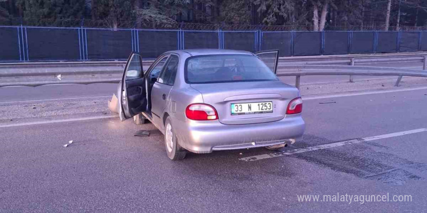 Yağmur sebebiyle kayganlaşan yolda otomobil bariyerlere çarptı: 1 yaralı