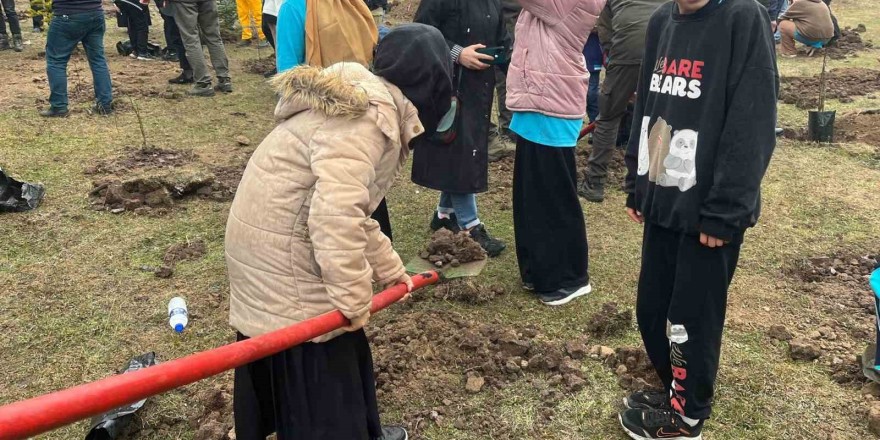 Yağmura aldırış etmediler, Cumhuriyet’in 100. yılı için fidan diktiler