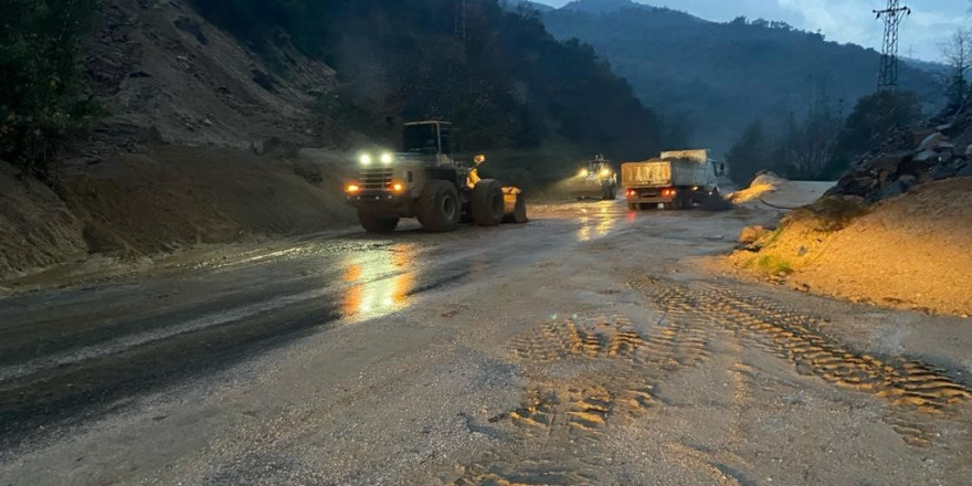 Yağmurdan kapanan yolu Büyükşehir ekipleri kısa sürede açtı